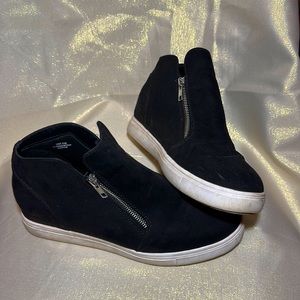 Cushionaire Hidden Wedge Black Sneakers.